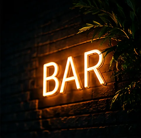 壁に灯るBARのネオンサイン